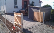 Hofgestaltung mit Basalpflasterfläche u. neuem Tor aus Lärche 2012