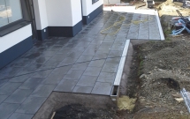 Terrassengestaltung mit großformatige Betonplatten 2013